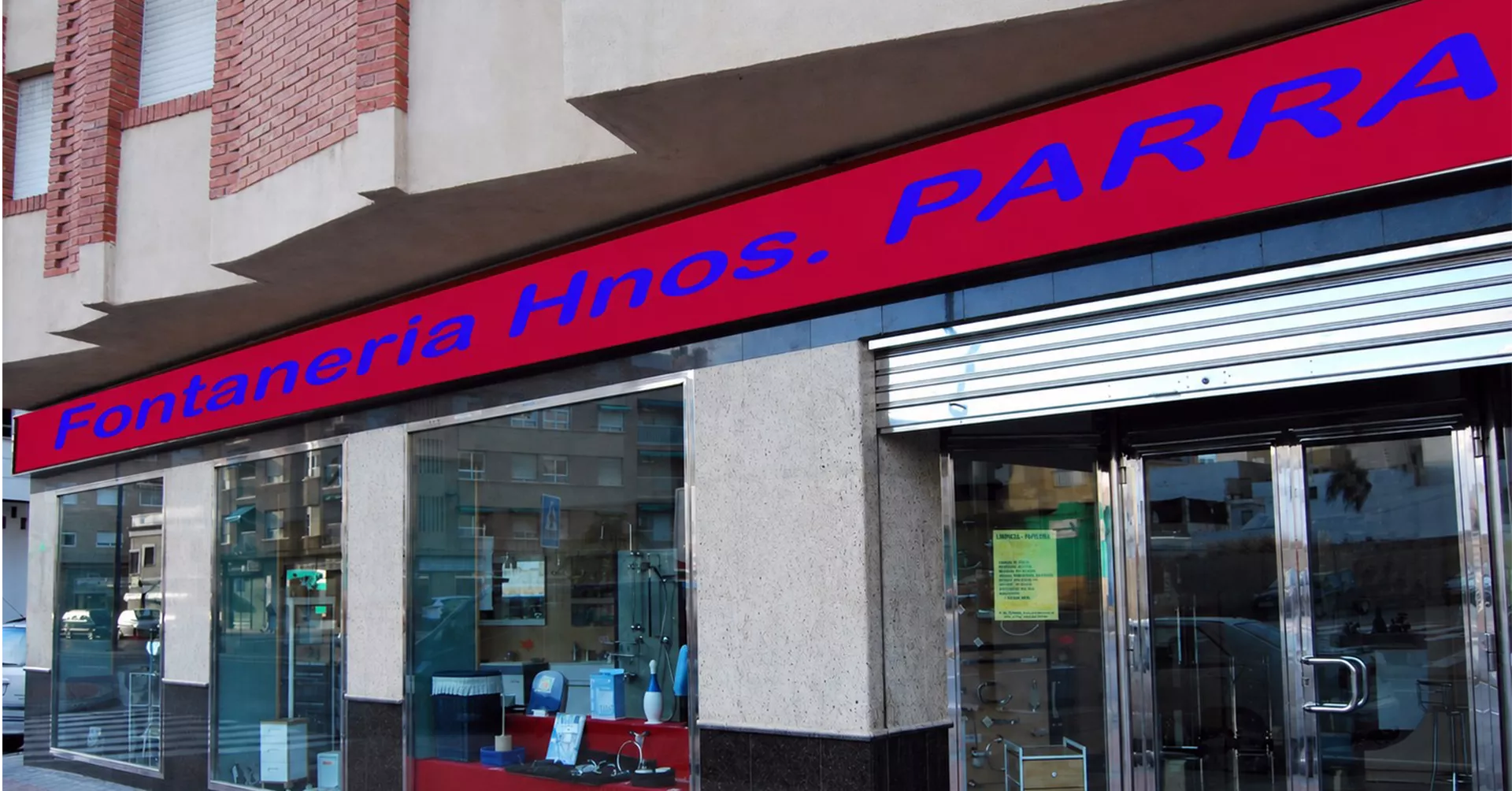 Rótulo histórico de Hermanos Parra en el almacén