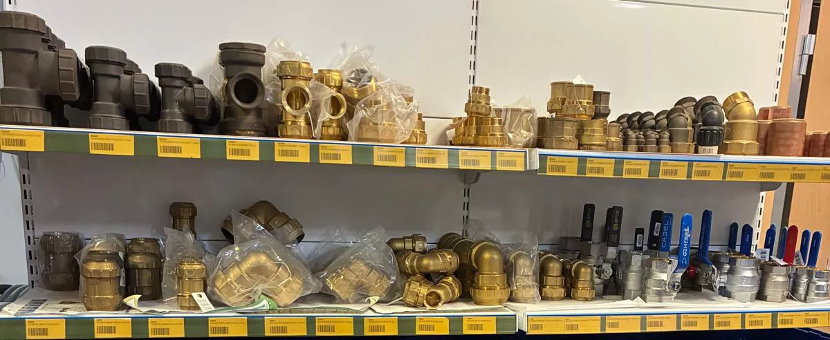 Equipo de Fontanería Hermanos Parra en una instalación